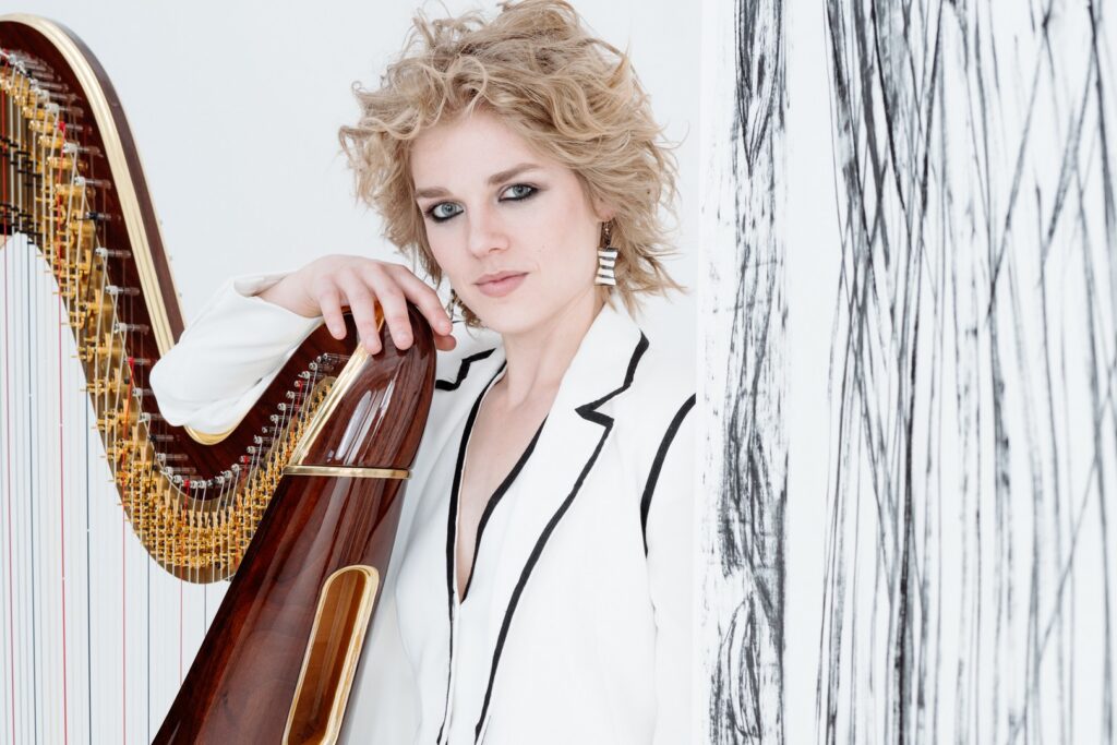 Frau mit Harfe, (c) Weissensee Klassik