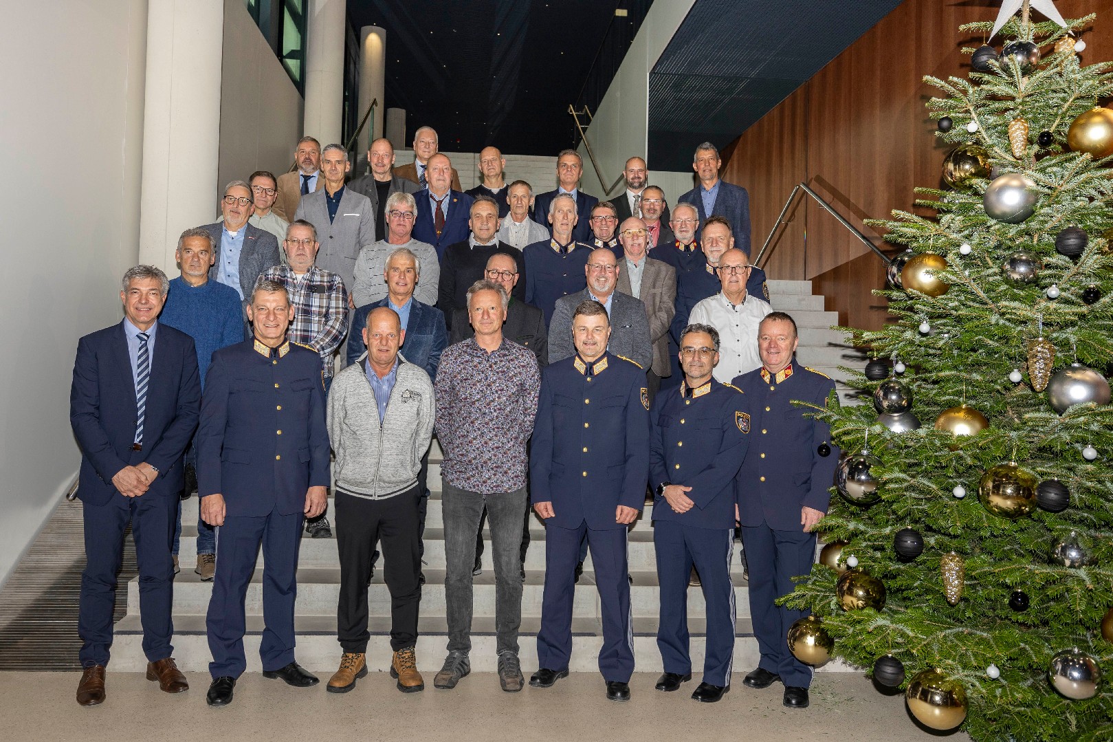 LPD Mag. Helmut Tomac (2.v.li.), LPD-Stv. GenMjr Johannes Strobl BA (3.v.re.), LPD-Stv. HR Mag. Johannes Freiseisen MA (2.v.re.)
und Leiter Büro Öffentlichkeitsarbeit Obst Manfred Dummer BA (1.v.re.) mit den geehrten Polizeibediensteten
© Landespolizeidirektion Tirol, GrInsp Bernhard GRUBER