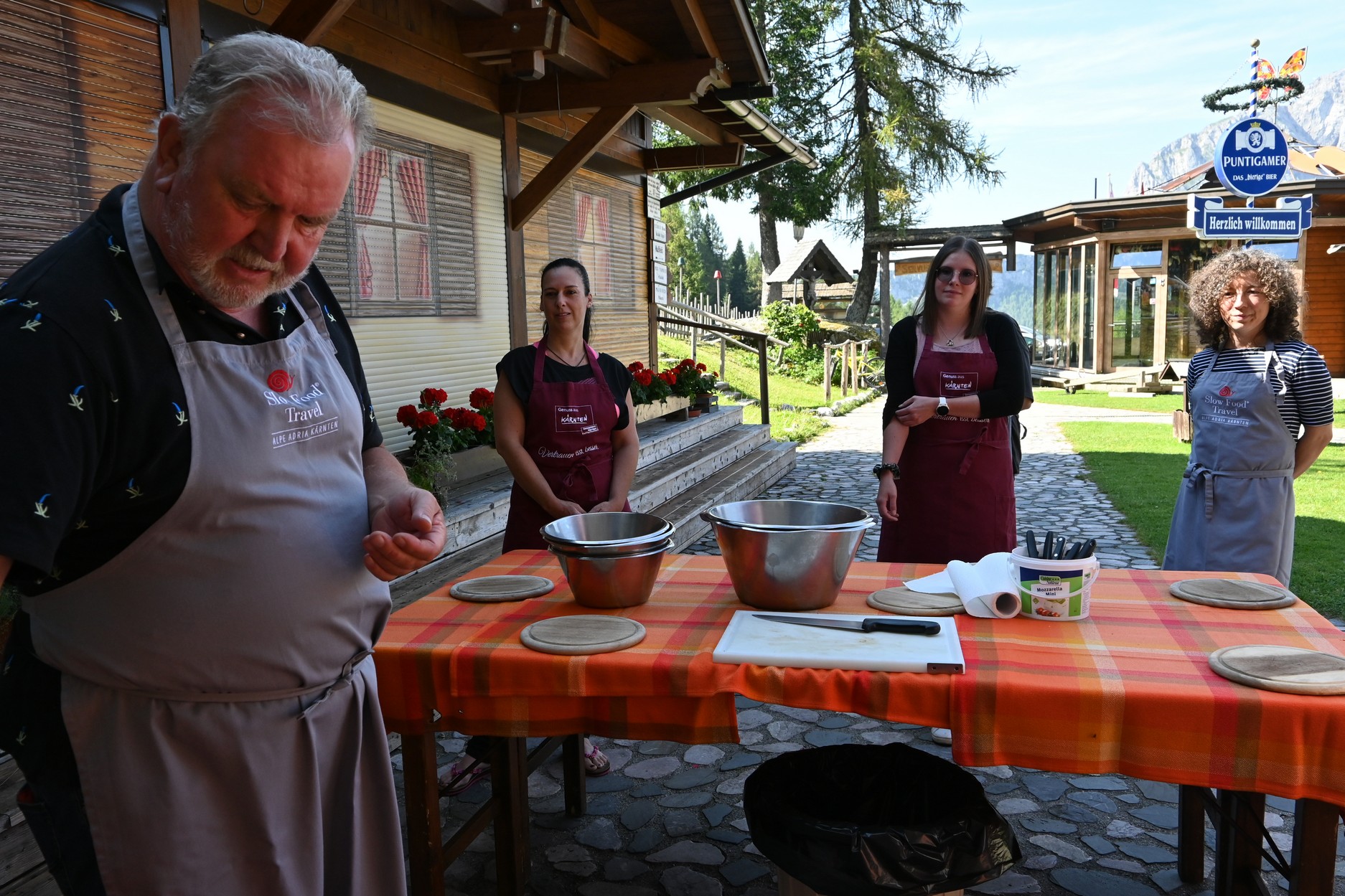 Hans Plattner erklärt den Workshop-Teilnehmer:innen die Arbeitsfolge © creativomedia GmbH