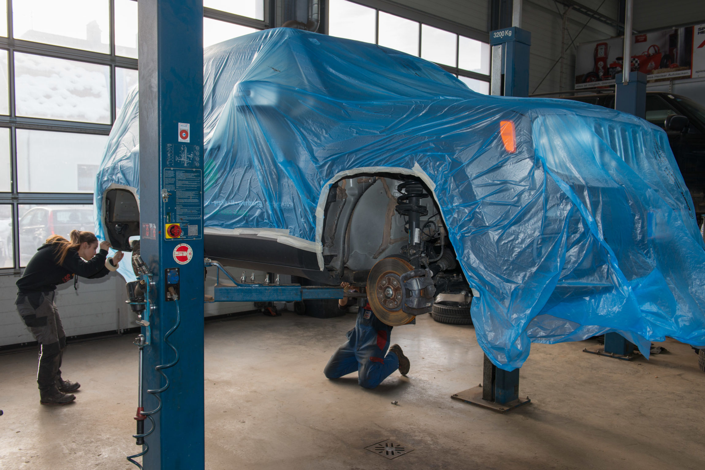 Das Auto wird abgedeckt, damit es sauber bleibt, KFZ Schnabl in Nötsch, Foto: © alfred santner