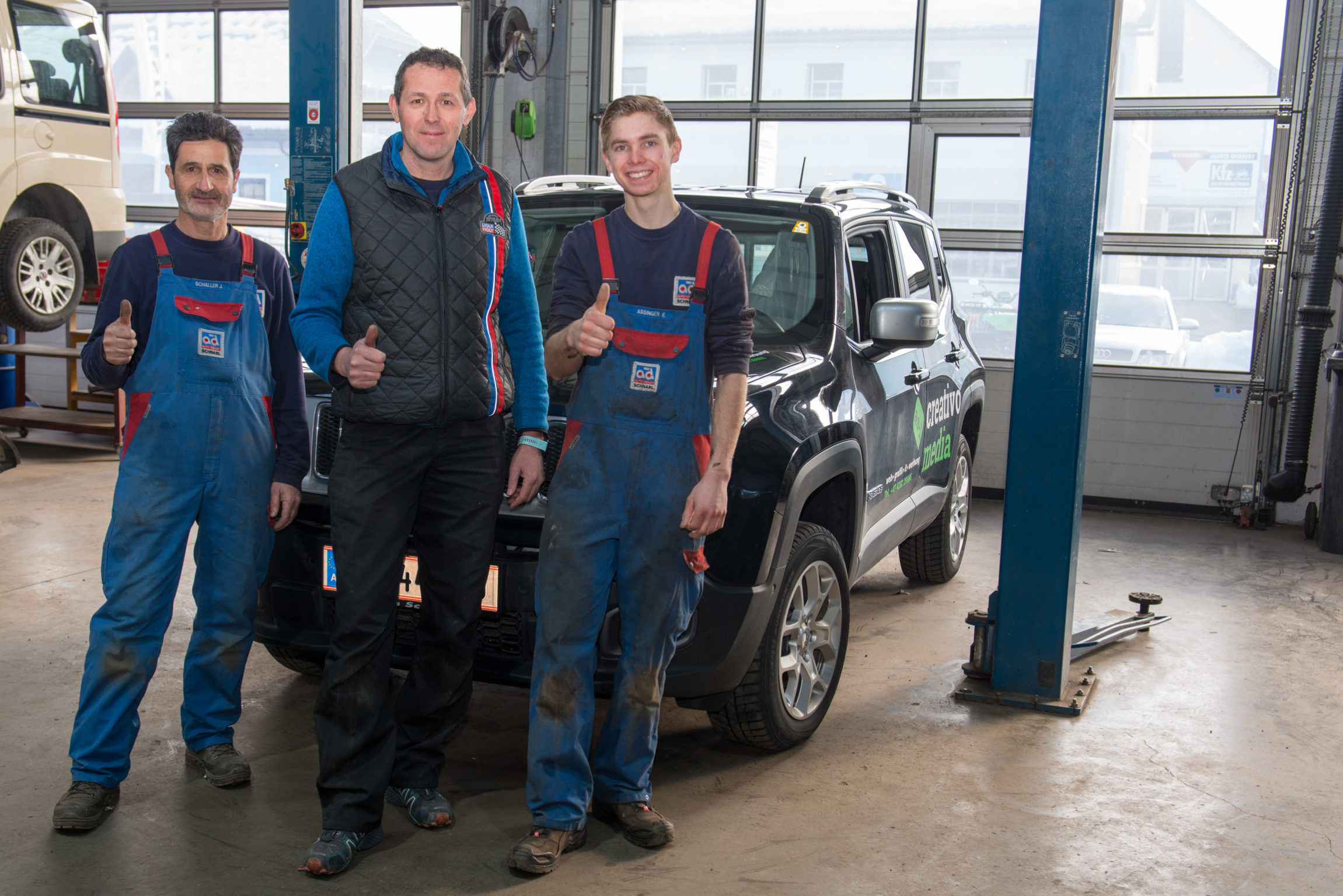 KFZ Meister Michael Schnabl (Mitte) und sein Team, Foto: © alfred santnerMichael Schnabl freut sich auf euren Besuch in seiner Werkstätte in Nötsch!
