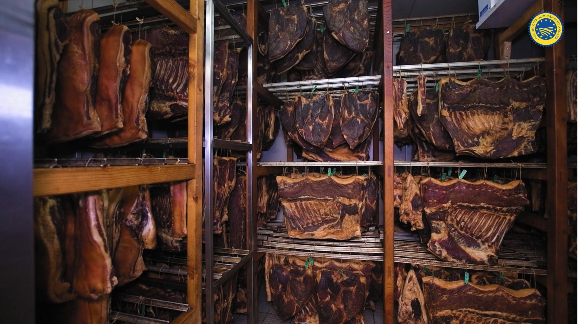 Die Gailtaler Spezialität in der Reifekammer © Verein Gailtaler Speck g.g.A.