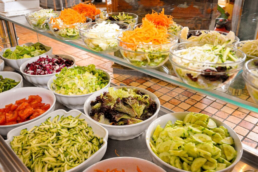Eine große Auswahl frischer Salate gibt es in der Pizzeria Vinissimo, Foto: Creativomedia/A. Santner
