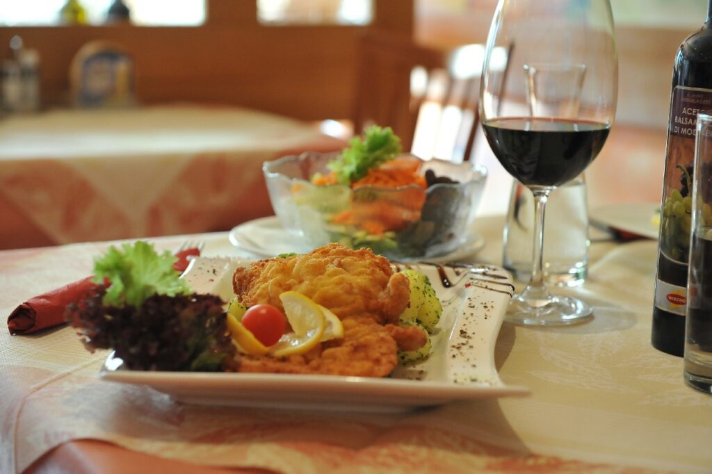 Klassisches Wiener Schnitzel - eine der traditionelle Speisen, die in der Pizzeria Vinissimo serviert werden, Foto: Lanmedia