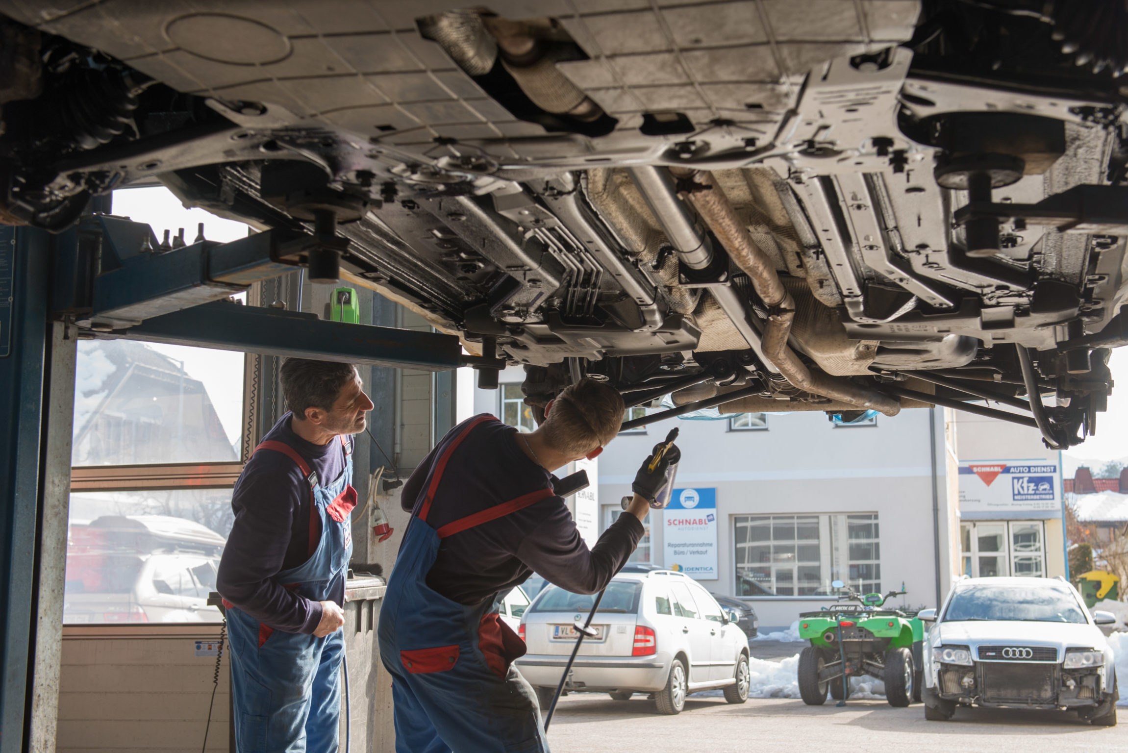 Unterbodenschutz mit speziellem Wachs für die Langlebigkeit des Autos, KFZ Schnabl in Nötsch, Foto: © alfred santner