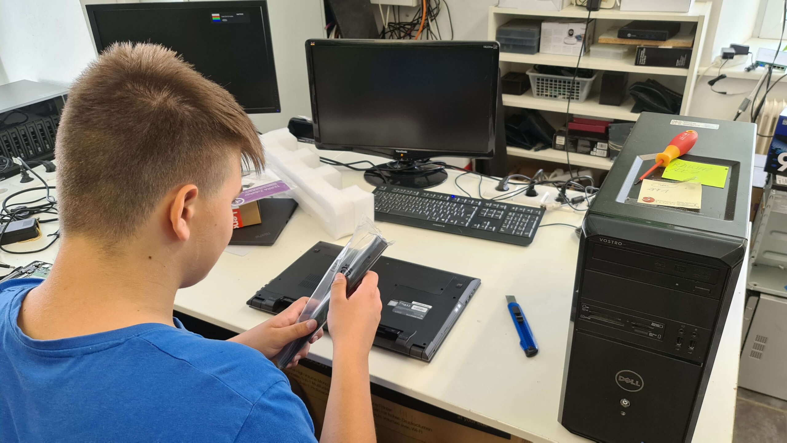 Der angehende IT Experte Viktor bei der Arbeit © creativomedia GmbH