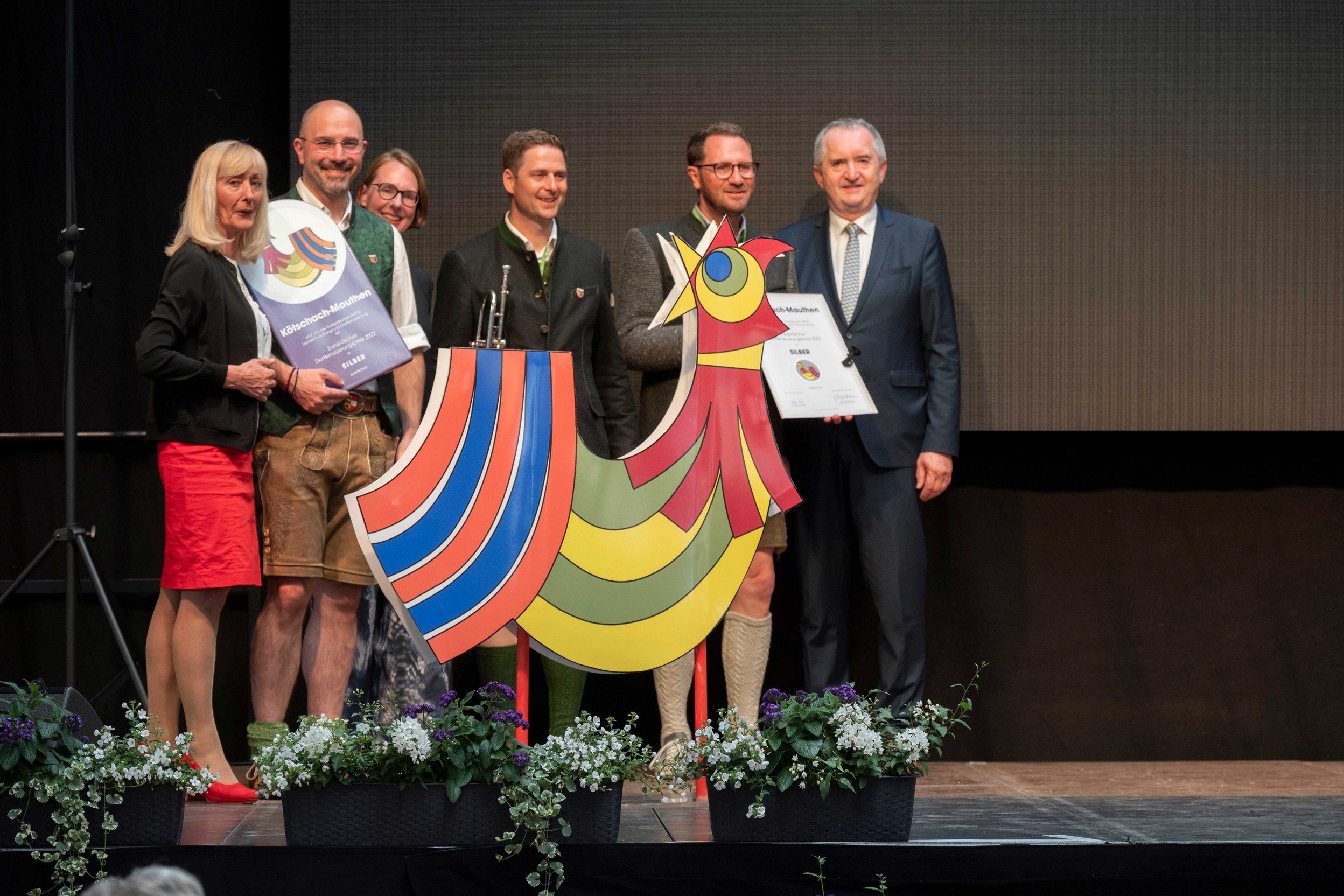 Der Direktor des Geschichtsvereines für Kärnten Dr. Wilhelm Wadl mit dem neuaufgelegten Buch „Nachtquartier“ von Dolores Viesèr (Foto: Heidi Rogy)