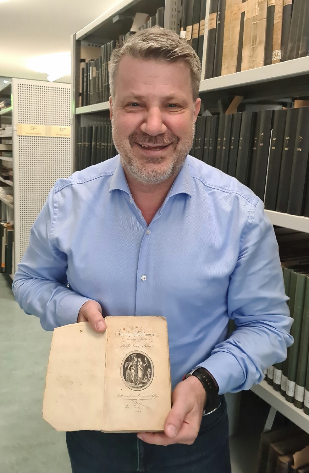 Landesarchivdirektor Thomas Zeloth freut sich auf den großen Bücherflohmarkt. © KLA