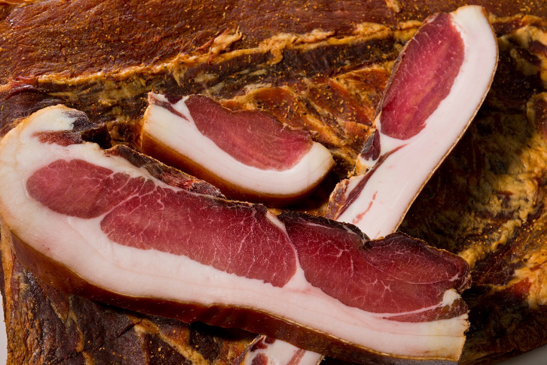 Schneeweißes Fett und intensiv rote Fleischfarbe © Verein Gailtaler Speck g.g.A.