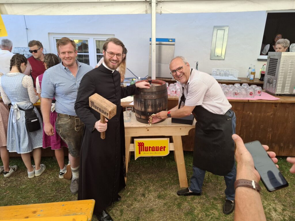 Fotos/KK Günther Gasper: Pfarrer Bernd Wegscheider mit Bürgermeister Christian Orasch beim Bieranstich