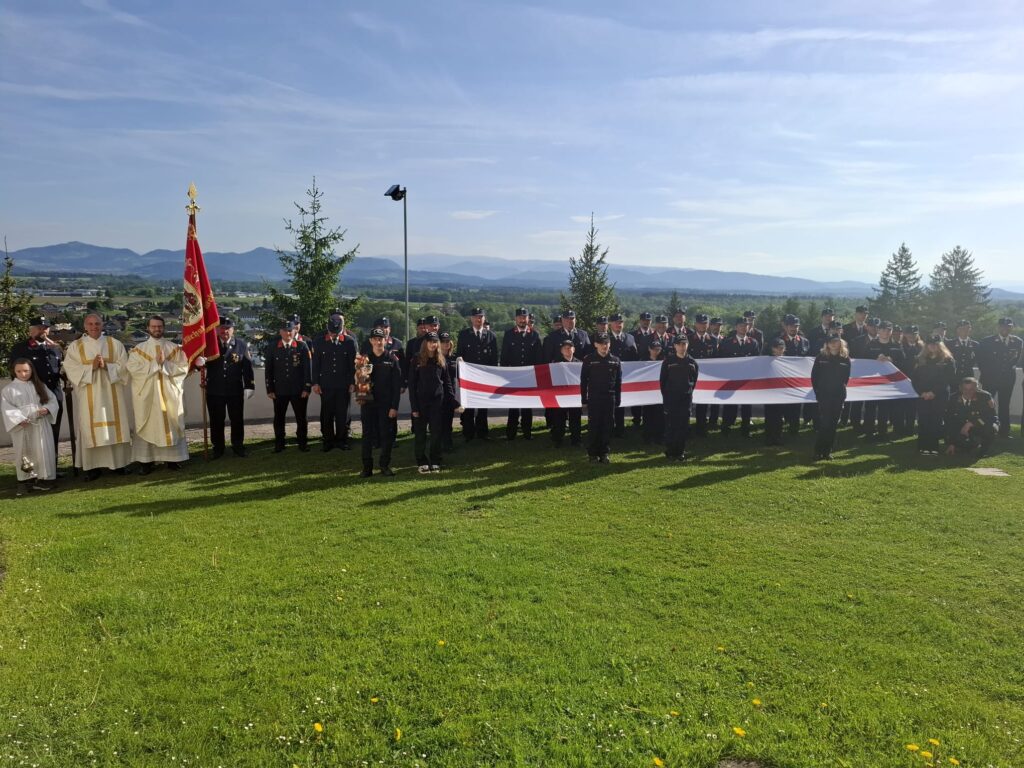 Gruppenfoto mit Pfarrer Bernd Wegscheider, Diakon Oliver Günther, Ministratin Sarah Ellersdorfer und den Kameradinnen und Kameraden der FF Zell-Gurnitz. © Günther Gasper
