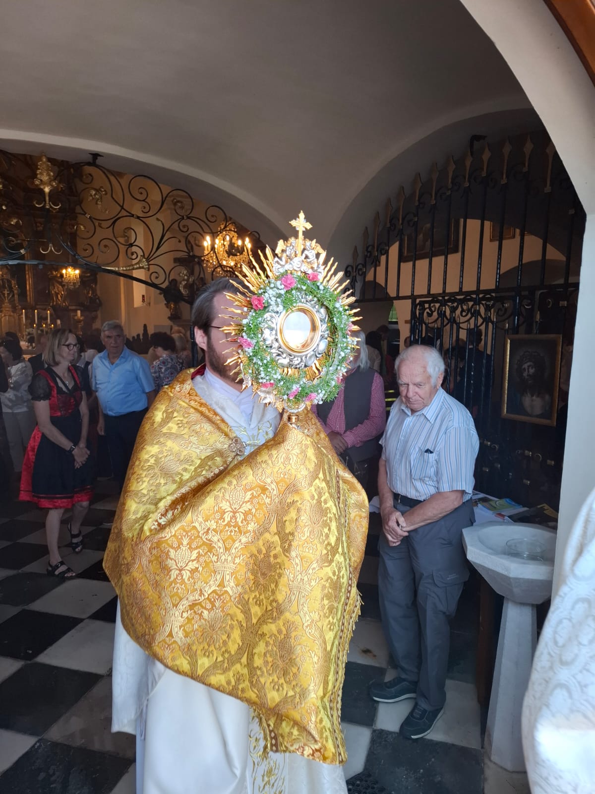 Fotos/KK: Pfarrer Bernd Wegscheider bei der Fronleichnamsprozession