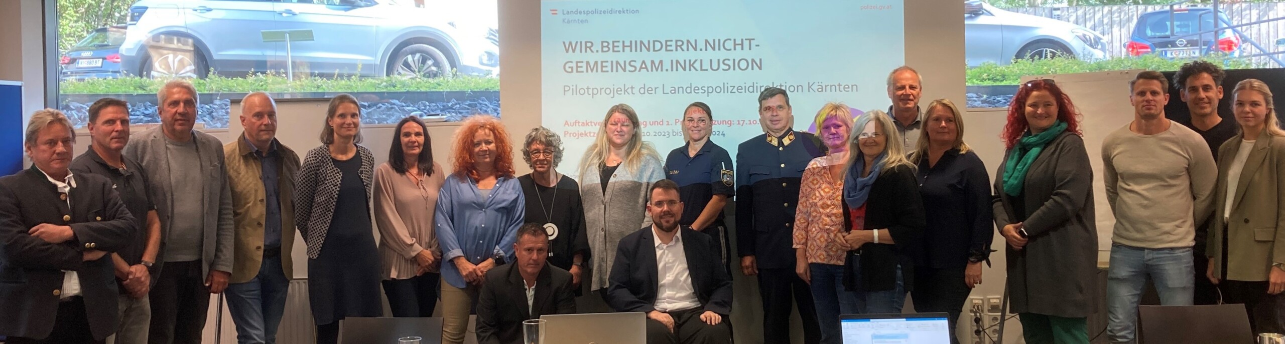 Hintere Reihe vlnr: Gerhard WABNEGGER (Zentralbehindertenvertrauensperson), Dieter UNTERSCHEIDER (PI-Kdt Villach-Hauptplatz, Helmut TREFFER (Vorsitzender des Fachausschusses), Ing. Erich LONDER, BA (Stadtpolizeikommandant Villach), Mag.a Dr.in Carla KÜFFNER (FH Klagenfurt und „Autism Friendly Austria“), Gabriele HROMADA (LPD Kärnten Projektassistenz), Mag.a Isabella SCHEIFLINGER (Anwaltschaft für Menschen mit Behinderung), Eva LEUTNER, MAS (Österr. Behindertenrat), Marina LERCHBAUMER, BA (AMB), Mag.a Katharina HORN, BA (Stadtpolizeikommando Klagenfurt), Wolfgang GABRUTSCH, BA MBA MBA DBA (LPD Kärnten - Projektleiter-Stv.), Mag.a Erna PETEK (AmmA und Caritas), Mag.a Brigitte SALAMANIG (Österr. Schwerhörigenverband und Forum besser hören), Mag. Heinz PFEIFER (Blinden- und sehbehindertenverband Kärnten), Jasmin BROZEK, BA MA (PI-Kdt.in Pischeldorfer Straße), Dagmar SCHNEPF (Gehörlosenverband), Harald OFNER (PI St. Peter), Ing. Gerold REIBNEGGER (LPD Projektassistent), Nicole HRIBERNIK, BSc.
Vordere Reihe vlnr: Gerhard KOFFLER (LPD Logistikabteilung), Daniel OREL, BSc (BMI II/S/1)
© LPD Kärnten