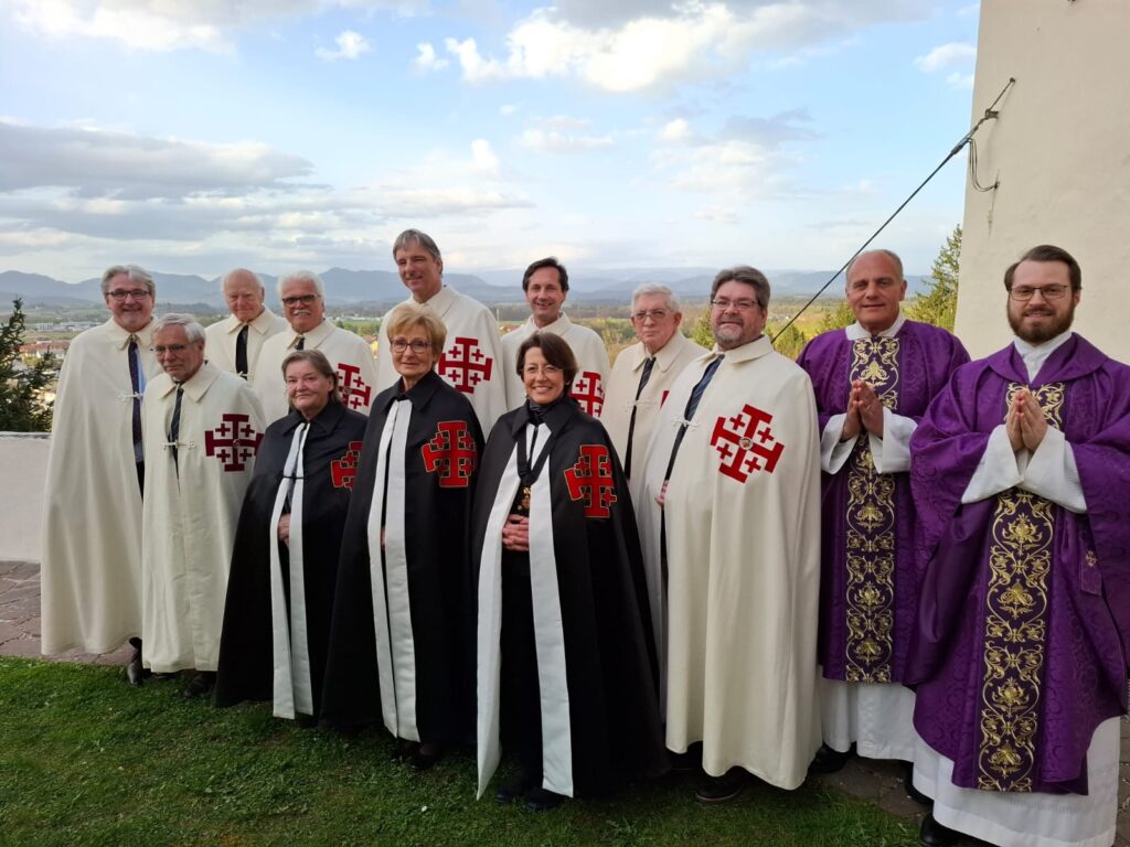 Foto/Günther Gasper: Die Damen und Ritter des Laienordens mit Gastgeber Pfarrer Bernd Wegscheider (ganz rechts) und Diakon Oliver Günther