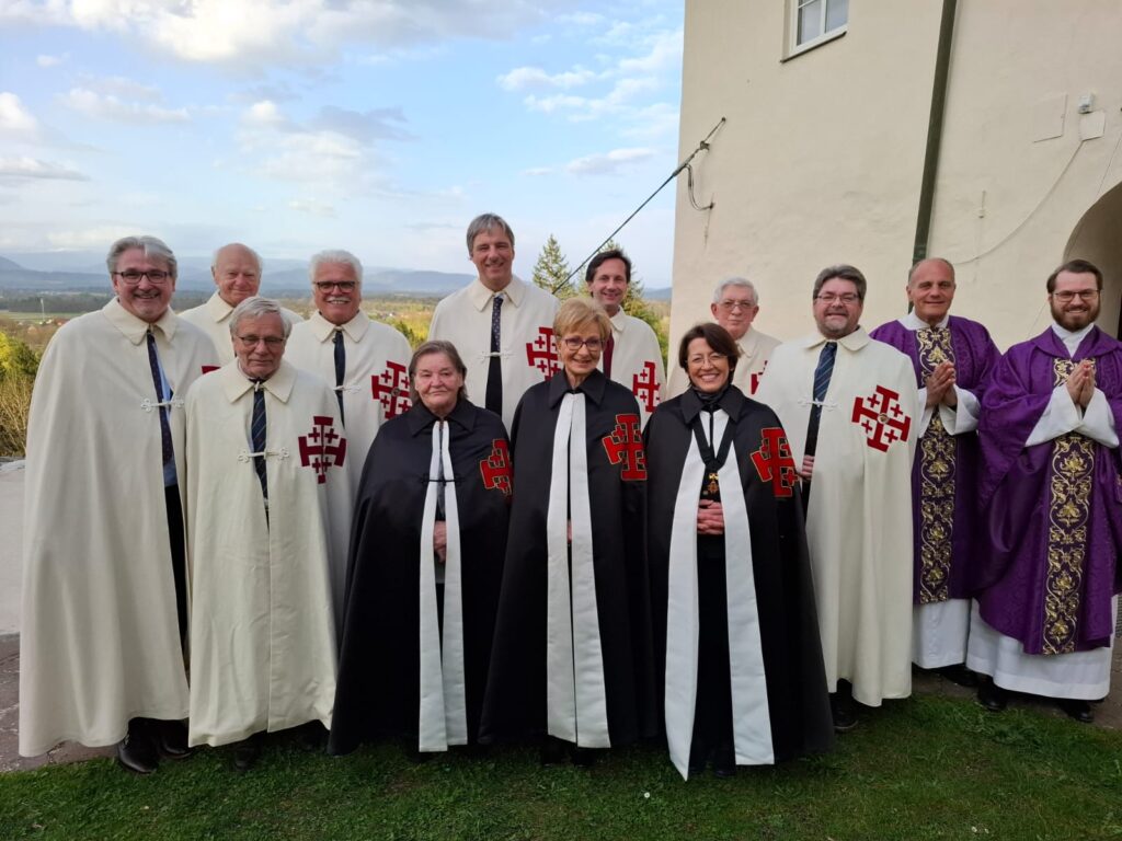 Foto/Günther Gasper: Die Damen und Ritter des Laienordens mit Gastgeber Pfarrer Bernd Wegscheider (ganz rechts) und Diakon Oliver Günther