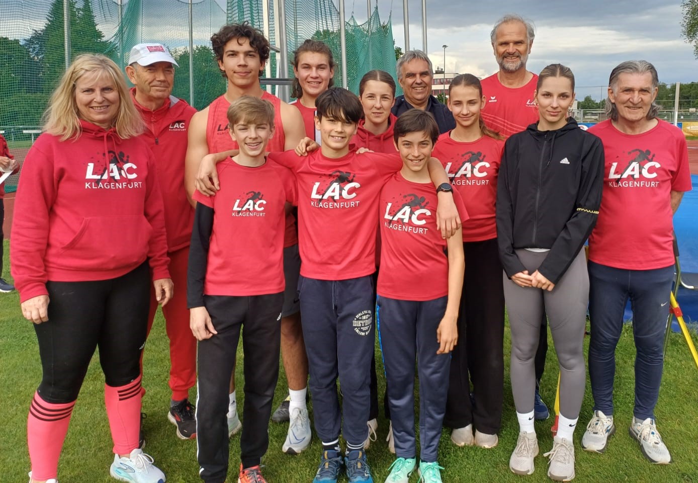 Foto/Claudia-Gasper Mero: Die Teilnehmer des Wettkampfes mit dem Kampfgericht