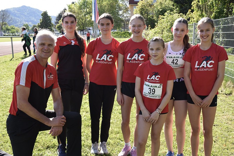 Foto © ÖLV Martina Albel von rechts: Romina Kury, Dorothea Wreschnig, Maya Repitsch, Mavi Lichtenegger, Vanessa Stessl, Nina Schneider, Günther Gasper (Betreuung)