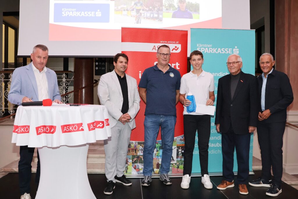 von links: Moderator und ASKÖ Kärnten Landesgeschäftsführer LAbg. Günter Leikam, Gilbert Blechschmid (Kärntner Sparkasse, Marketing) Werner Rössler (Obmann KSK Klagenfurt-Magdalensberg, Rafael Waldhauser, ASKÖ Kärnten Präsident NR-Abg. a.D. Anton Leikam und sein Vizepräsident Dir. Jürgen Pfeiler © KSK Klagenfurt-Magdalensberg