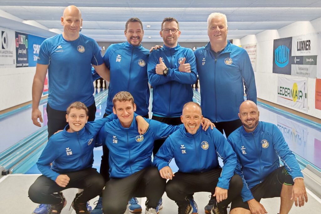 KSK Klagenfurt-Magdalensberg in Jenbach:
stehend von links: Andrej Lahovec, Daniel Waldhauser, Martin Oberrauner und Adolf Pichler;
hockend von links: Rafael Waldhauser, Sandro Winter, Dominik Konec und Roman Leitner
 © KSK Klagenfurt-Magdalensberg