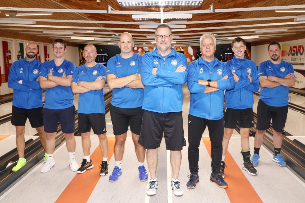 von links: Roman Leitner, Sandro Winter, Dominik Konec, Andrej Lahovec, Obmann Werner Rössler, Adolf Pichler, Rafael und Daniel Waldhauser © KSK Klagenfurt-Magdalensberg