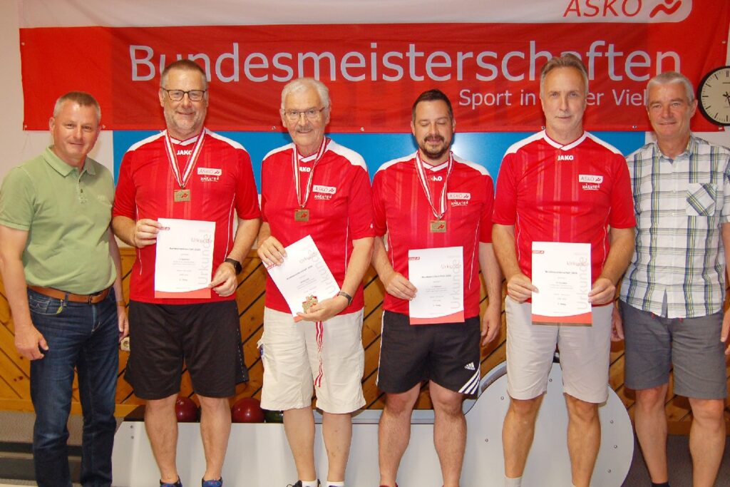 ASKOe-BM2025_Team-Kaernten-Herren; Von links: ASKÖ Kärnten Landesgeschäftsführer LAbg. Günter Leikam, Team Kärnten mit Werner Rössler, Hugo Sussitz, Daniel Waldhauser, ASKÖ Landesreferent Dipl.Ing. Christian Matitz und ASKÖ Bundesreferent Erwin Eder; Roman Leitner fehlte berufsbedingt.