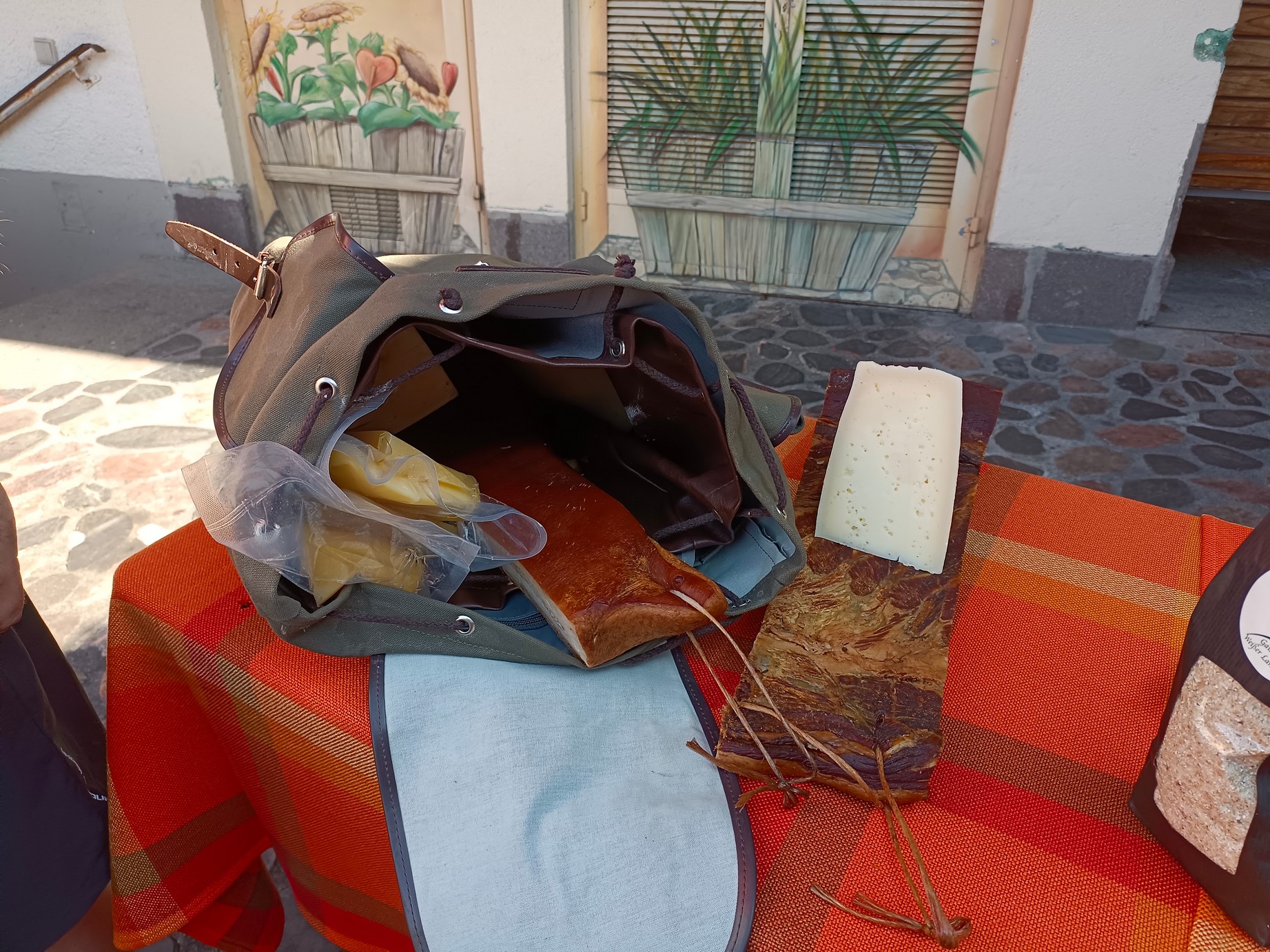 Ein typischer Holzknechte-Rucksack mit den unverderblichen Waren © creativomedia GmbH