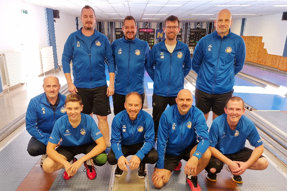 KSK Klagenfurt-Magdalensberg auf der Stadtkegelbahn in Wr. Neustadt
Stehend von links: Patrick Geier, Daniel Waldhauser, Martin Oberrauner und Andrej Lahovec;
Hockend von links: Josef Köstinger, Rafael Waldhauser, Dominik Konec, Roman Leitner und Günter Snieder jun.
©KSK Klagenfurt-Magdalensberg
