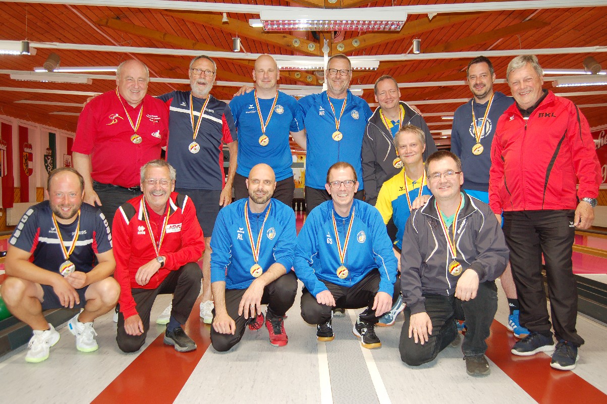KC Philips, Cupsieger KSK Klagenfurt-Magdalensberg und VAS Villach mit KSKV Verbandssekretär Helmut Müller (rechts) ©KSK Klagenfurt-Magdalensberg