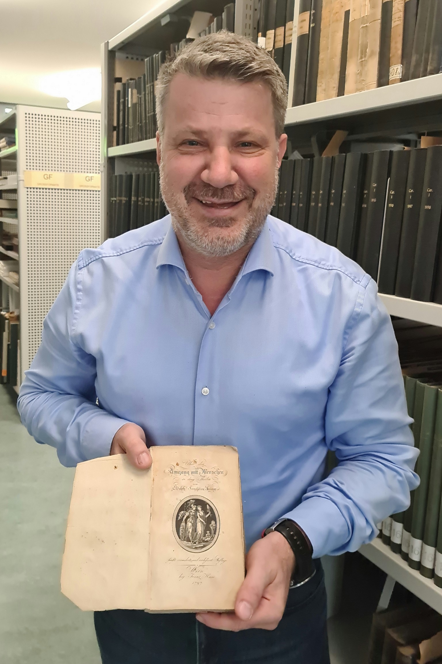 : Landesarchivdirektor Thomas Zeloth mit dem „Knigge“ von 1797. Beim großen Bücherflohmarkt von Landesarchiv und Geschichtsverein ist für jede und jeden was dabei. Fotohinweis: © Kärntner Landesarchiv (KLA)