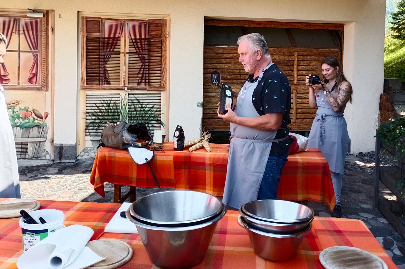 Hans Plattner erzählt den Workshop-Teilnehmer:innen von den Zutaten © creativomedia GmbH