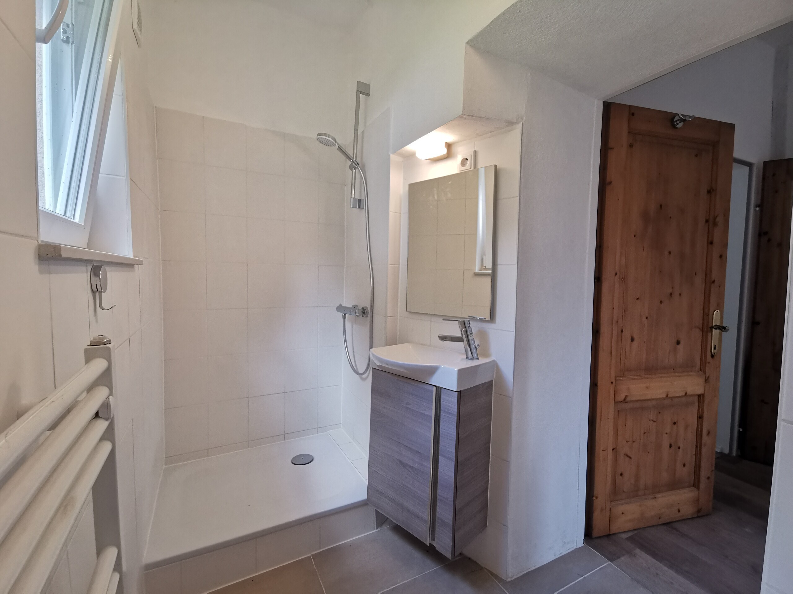 Badezimmer mit Dusche © Cornelia Gasser/AVESTRA