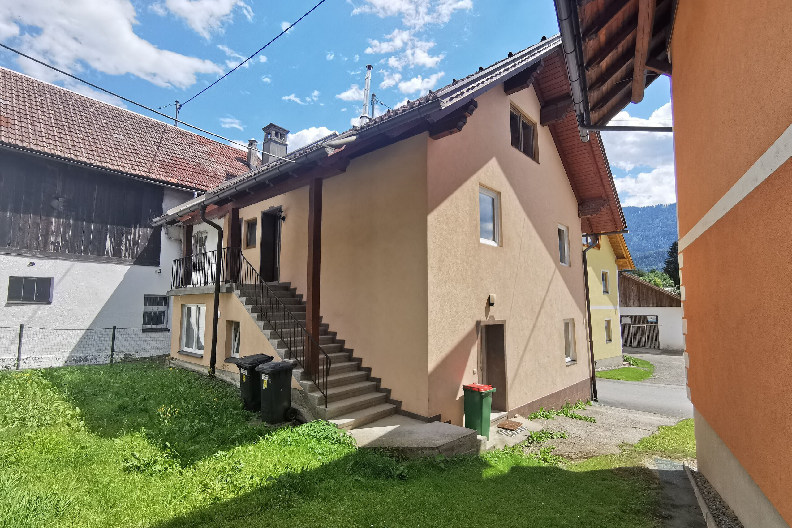 Rückansicht mit Grünfläche © Cornelia Gasser/AVESTRA