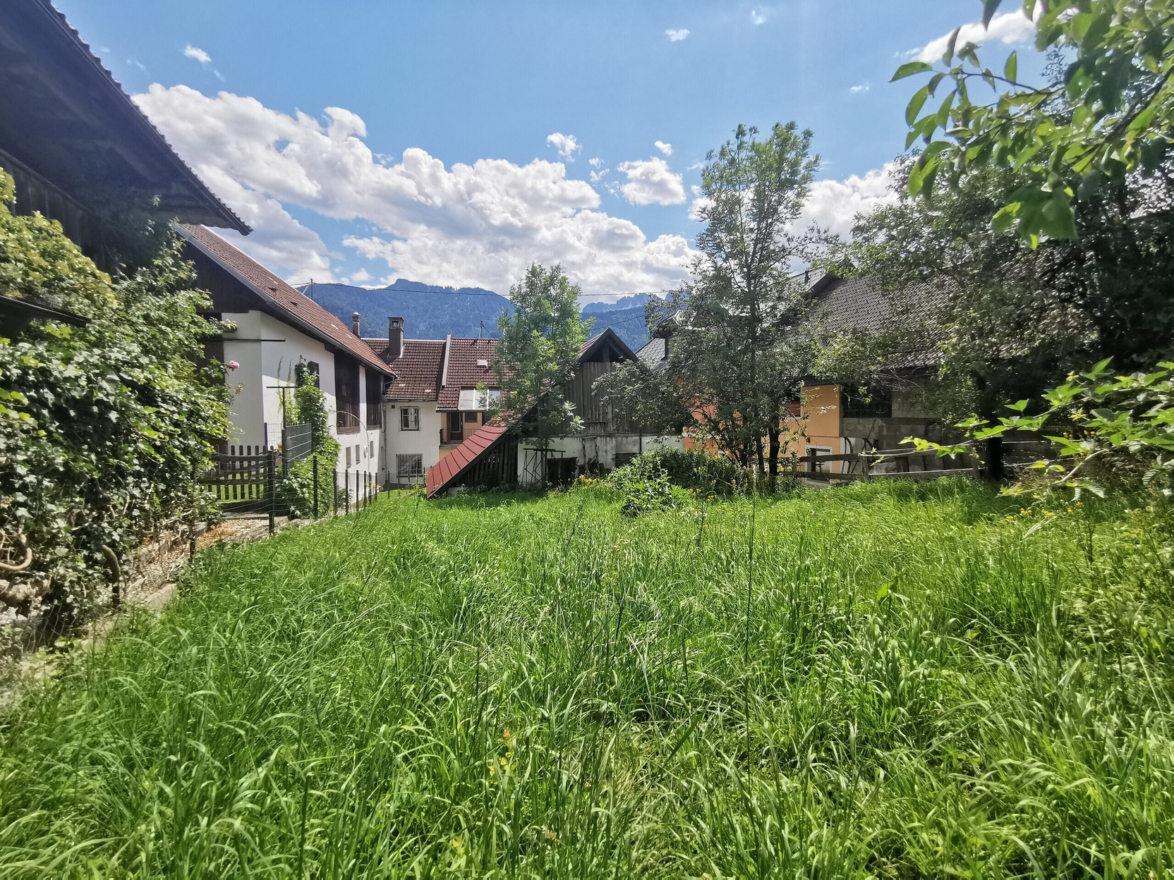 Großer Garten mit entzückendem Gartenhäuschen © Cornelia Gasser/AVESTRA