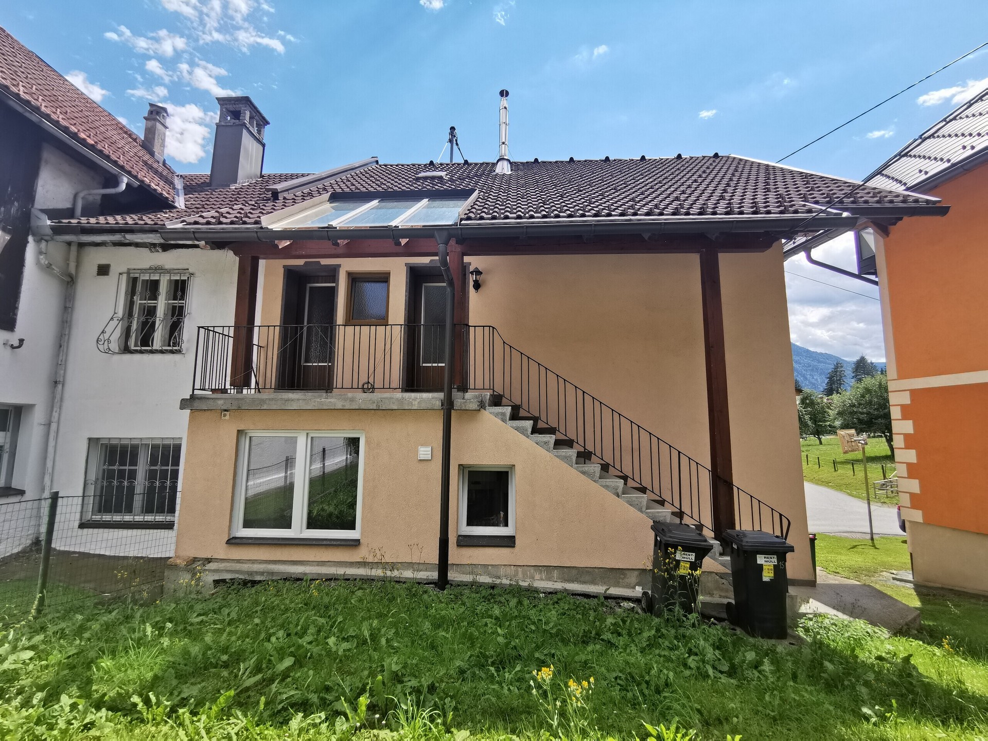 Rückansicht mit getrennten Wohnungseingängen © Cornelia Gasser/AVESTRA