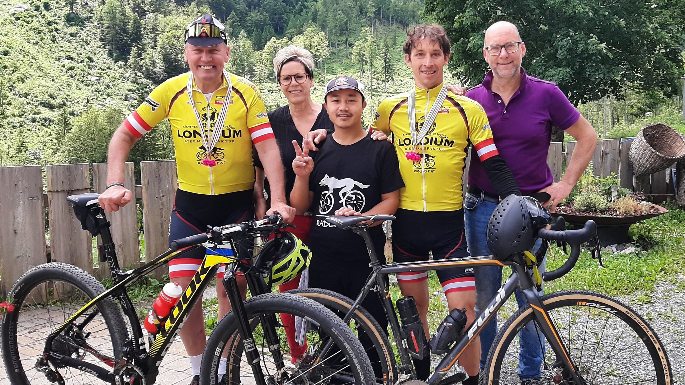 v.l. vorne: Radlwolf, Mansing Rai, Michi, hinten: die Wirtsleute Birgit und Andreas © Michi Kurz