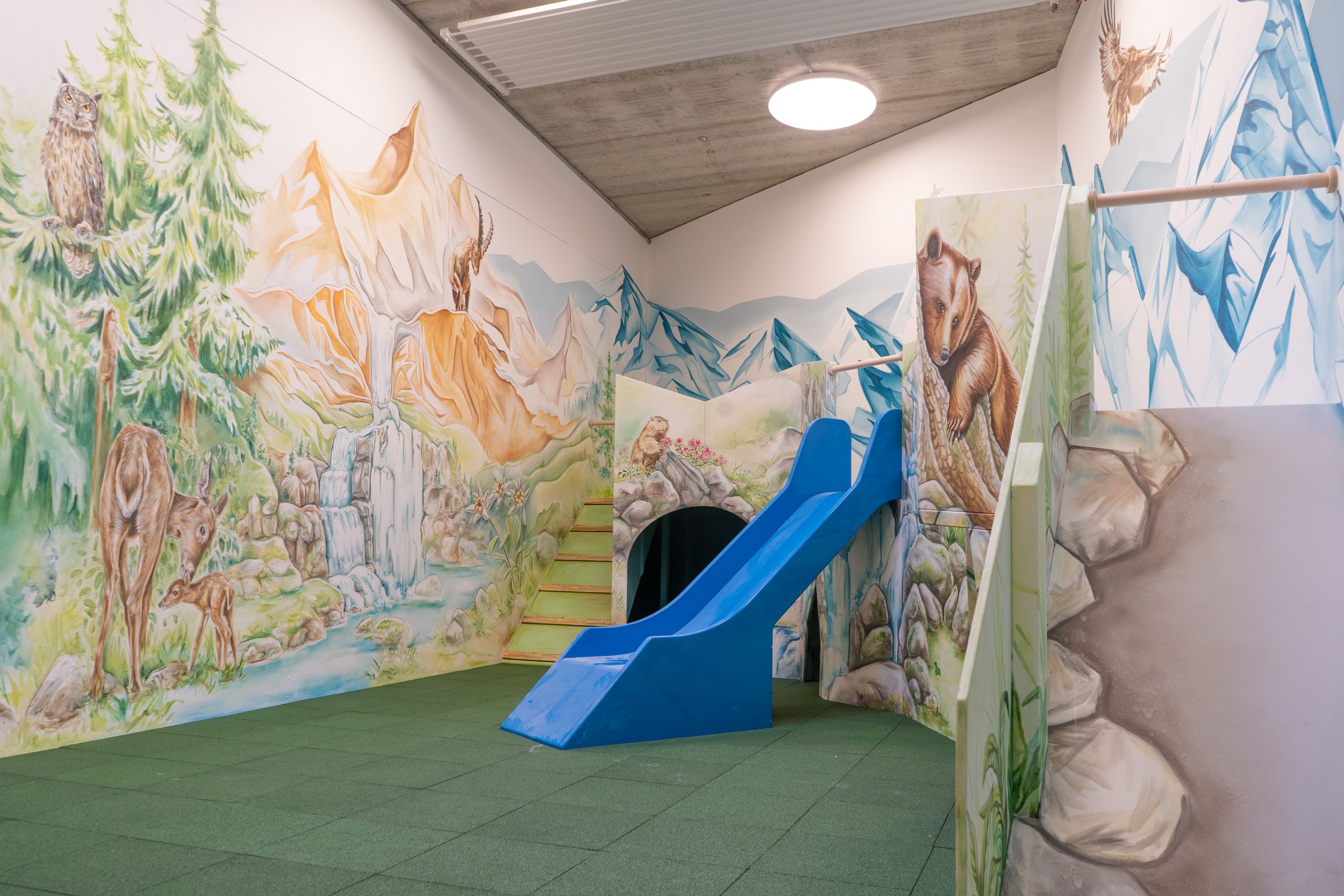 Farbenfrohe Bergwelt im Kinderbereich des KLE-SCH © Malerei Wieser