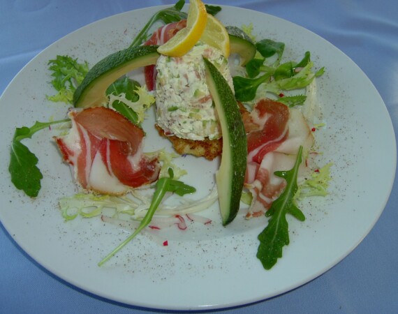 schmackhafte Avocado-Speck-Türmchen mit Gailtaler Speck g. g. A. © Gailtaler Speck g. g. A.