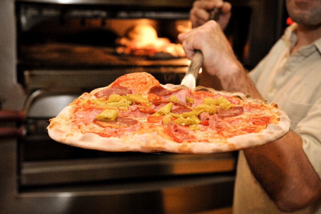 Pizzaspezialitäten serviert in der Pizzeria Vinissimo, Foto: Creativomedia/A. Santner