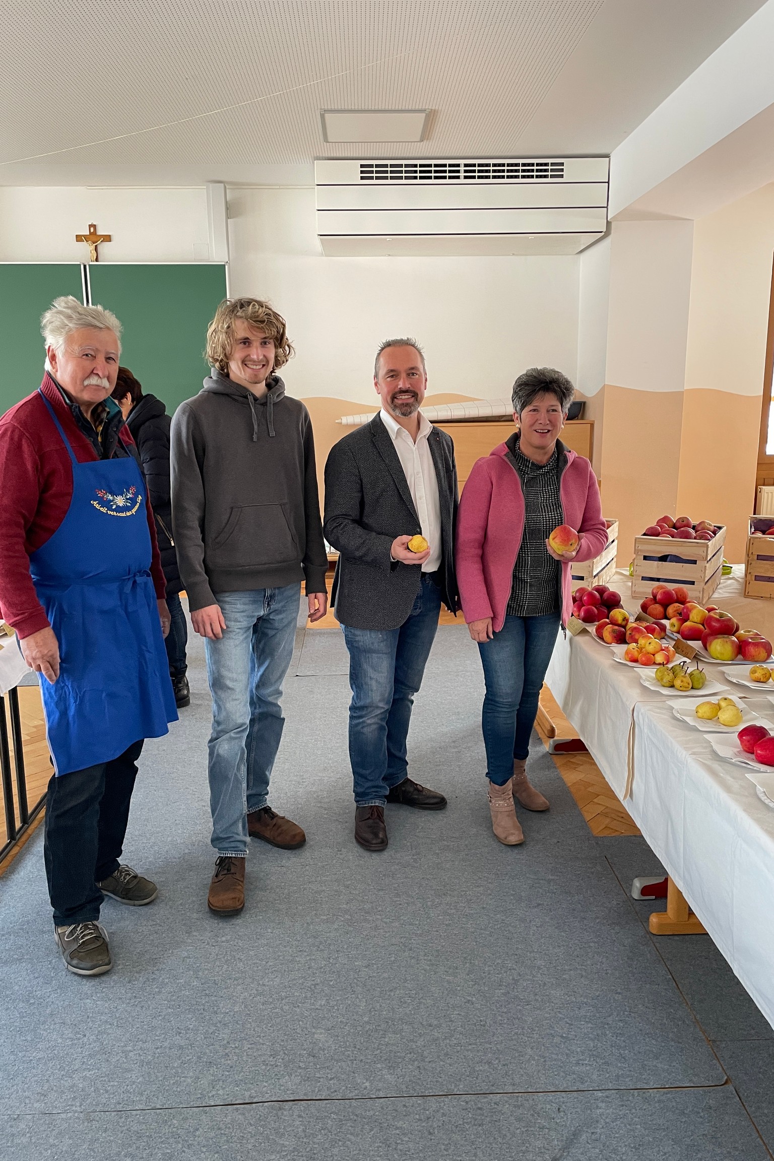 © ApfelsortenausstellungVSKirchbach2, Am Bild: Apfelexperte Manfred Gartner, Pomologe Philipp Bodner, Bgm. Markus Salcher, Apfelfestorganisatorin Helga Scheiber