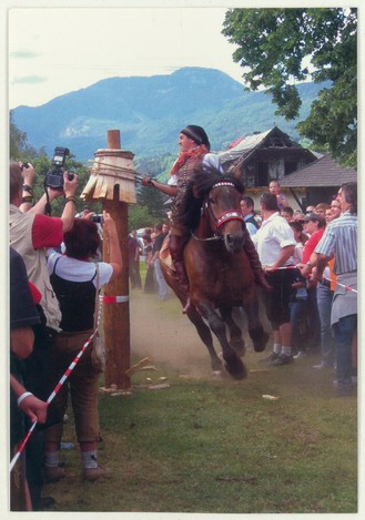 Reiterbrauch Kufenstechen. © Archiv Peter Wiesflecker