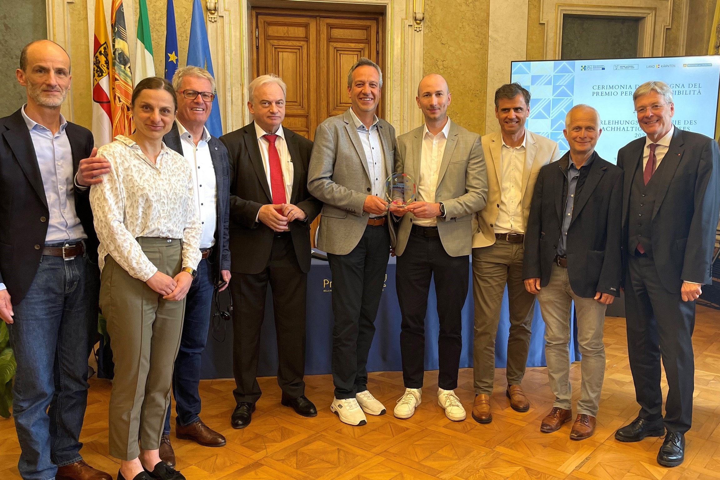 Geschäftsführer Markus Brandstätter und Christopher Gruber, Bezirkshauptmann Mag. Dr. Heinz Pansi , sowie Vertreter der Region, dem Mobilbüro, der LEADER-Region und der KEM © Foto: Nicole Beclin