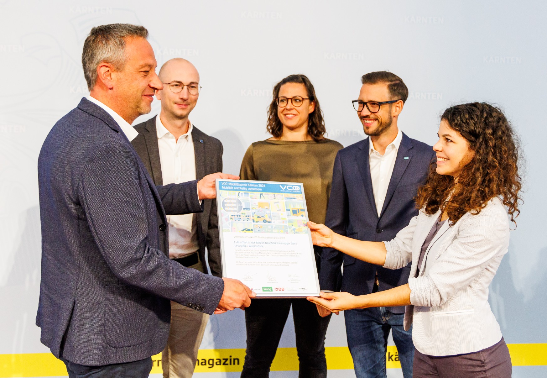 LR Sebastian Schuschnig (ganz links), Beate Sommer von der Österreichischen Postbus AG (2. von rechts) und VCÖ-Expertin Katharina Jaschinsky (ganz rechts) gratulieren den Ausgezeichneten beim VCÖ Mobilitätspreis Kärnten NLW Tourismus Marketing GmbH sowie den Projektpartnern.