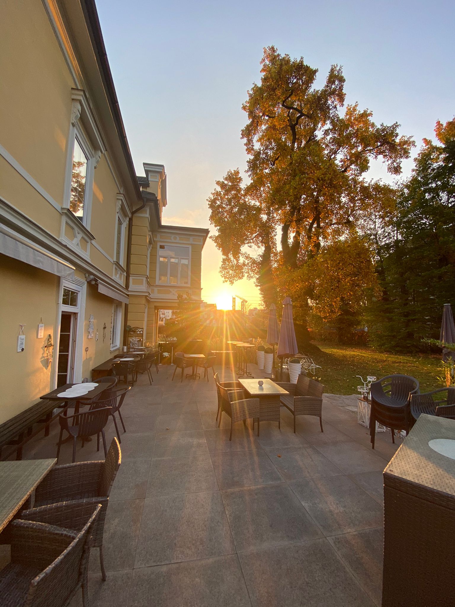 Genieße den Tag auf der sonnigen Terrasse © Die Greißlerei