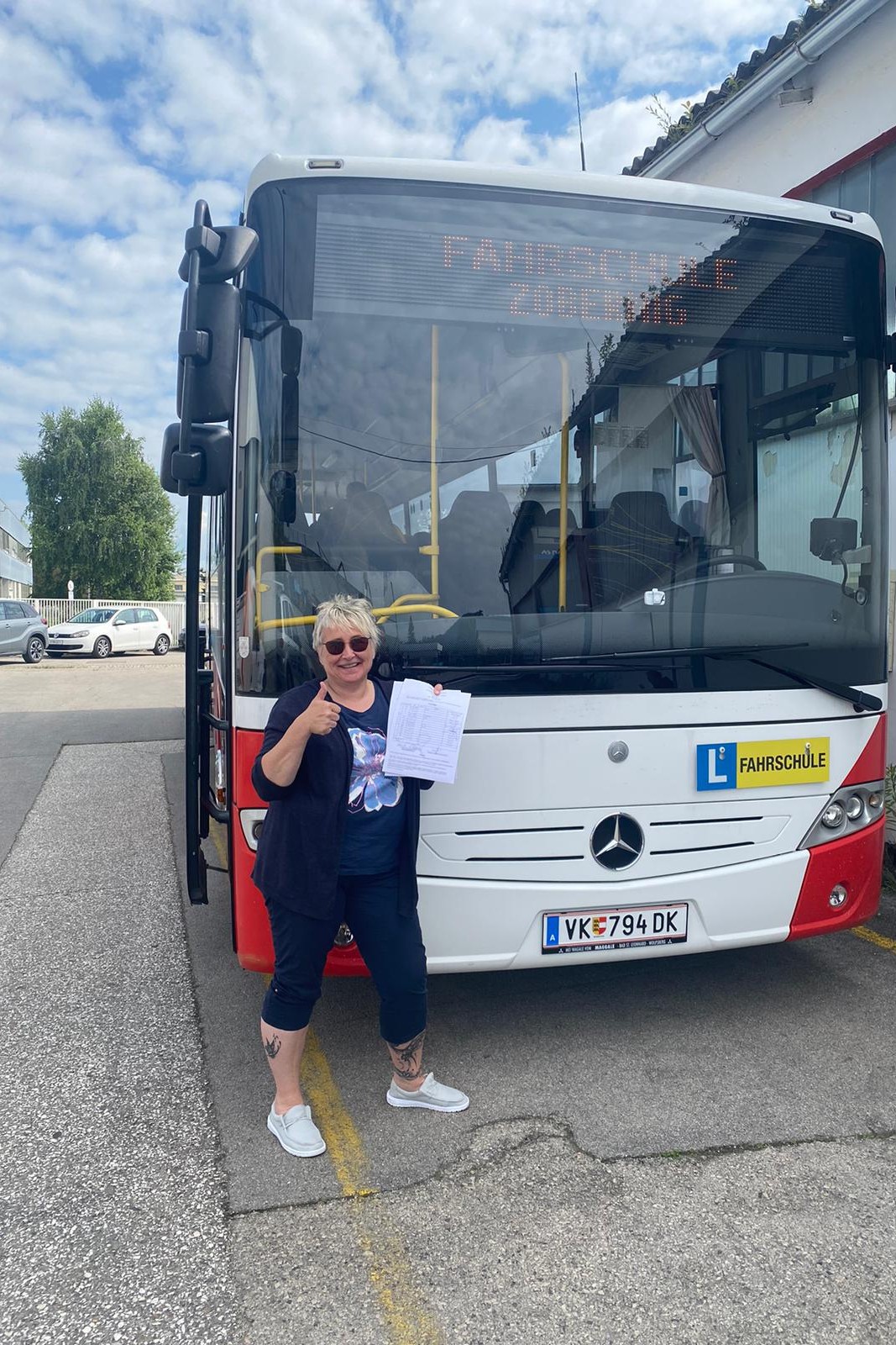 Manuela mit der Fahrkarte in ihre neue Zukunft © Yvonne Themßl-Huber