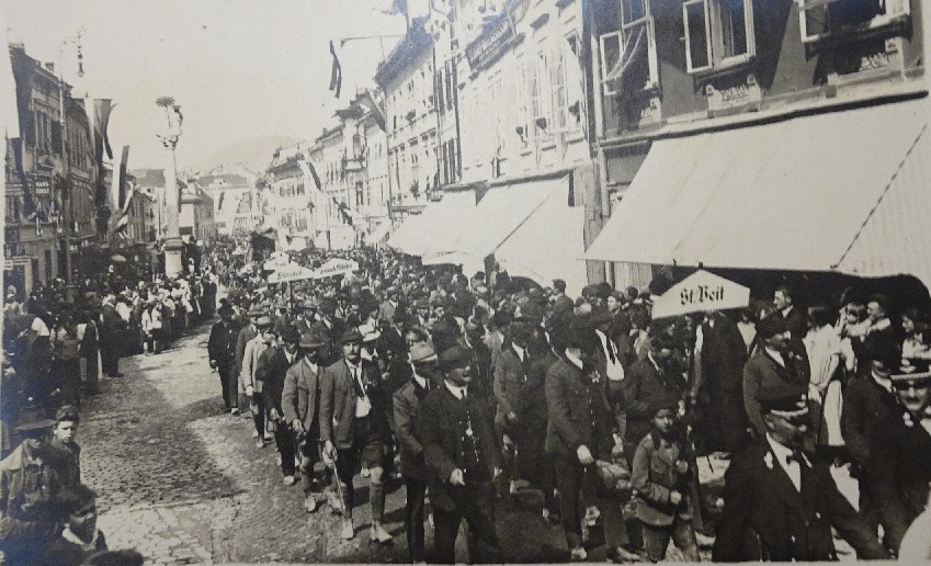 Festzug der Jäger am Jägertag anlässlich der ÖWA. © Archiv und Museum der Stadt Villach
