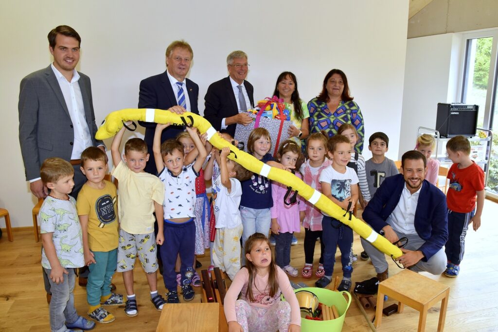 © Hans Jost von links nach rechts: LAbg. Luca Burgstaller, LAbg. Bgm. DI Leopold Astner, LH Dr. Peter Kaiser, Angelika Jarnig, StRin Martina Wiedenig, vorne LR Sebastian Schuschnig