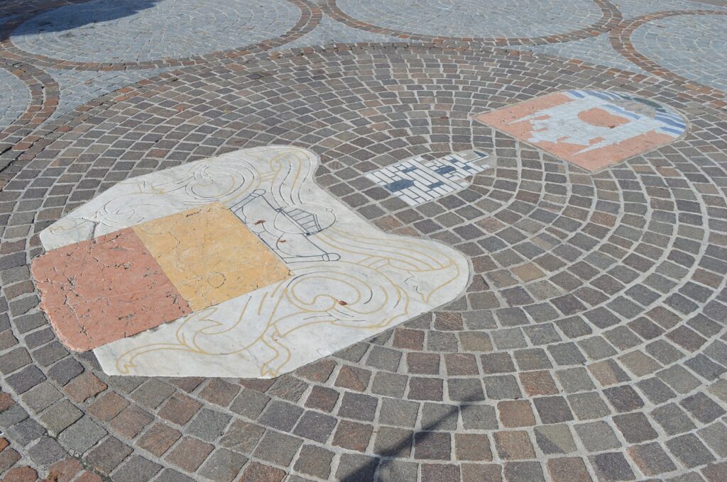 Wappen von Gemona am Veldener Gemonaplatz. © Andreas Kleewein