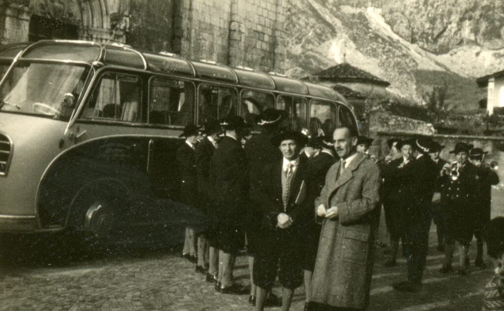 Bürgermeister Heinrich Ebner mit der Trachtenkapelle Velden bei der offiziellen Partnerschaftsgründung in Gemona 1958. © Archiv Valentin Petritsch