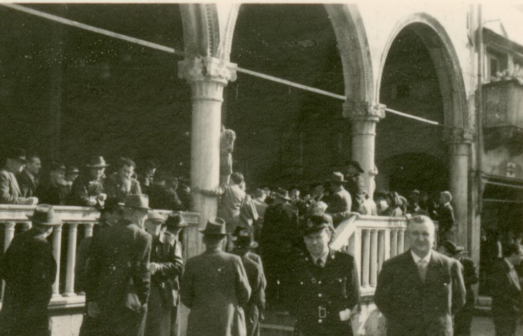 Bürger aus Velden und Gemona bei der Gründungsfeier vor dem Rathaus in Gemona. © Archiv Valentin Petritsch