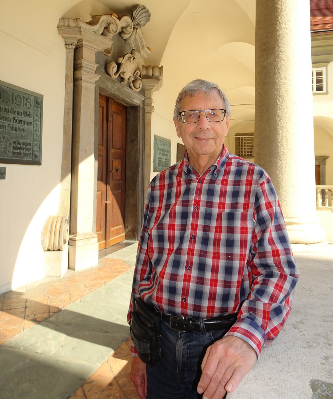 Historiker Rudolf Siegl vor dem Landhaus in Klagenfurt. Er hat Biographien aller 493 Landtagsabgeordneten zwischen 1848 und 1938 erstellt. © Geschichtsverein/Markus Böhm